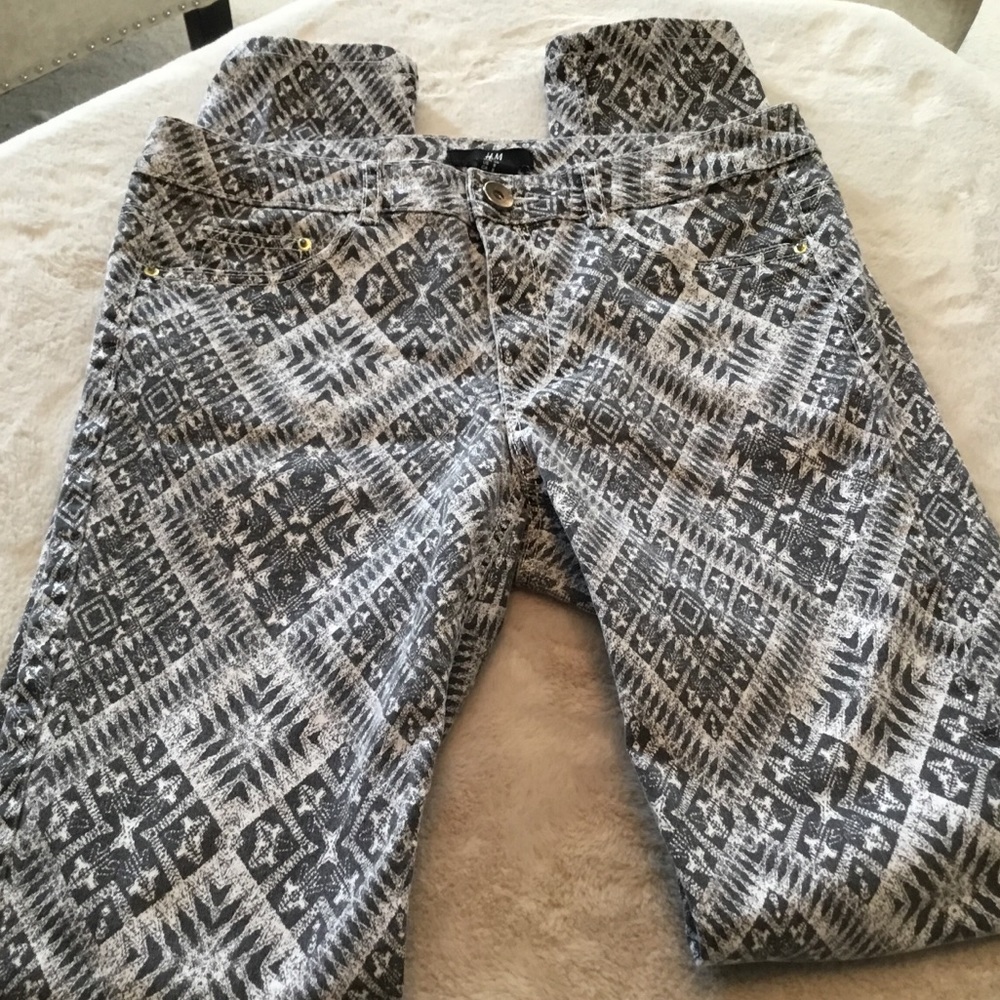 H&M Black & White Geometric Patterned Stretchy Skinny Pants - Size 8